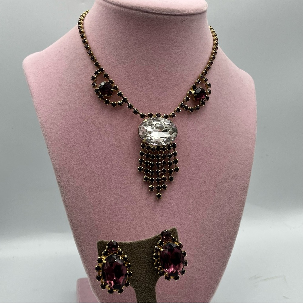 Woman’s Vintage purple glass art deco 1940s necklace choker and earrings set
